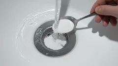 Ein Zusatz zu Natron und der Abfluss ist in 10 Minuten frei – einfacher geht’s nicht